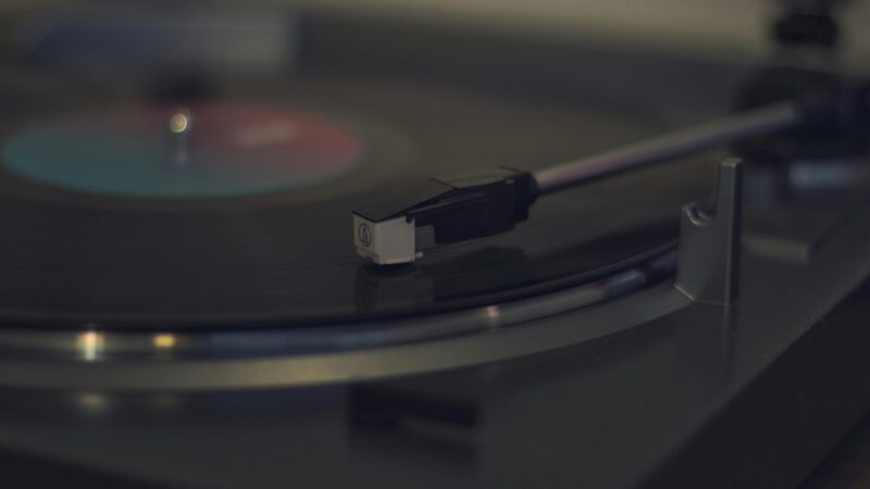 Winyl Powraca: Dlaczego Płyty i Kasety Ratują Muzykę?