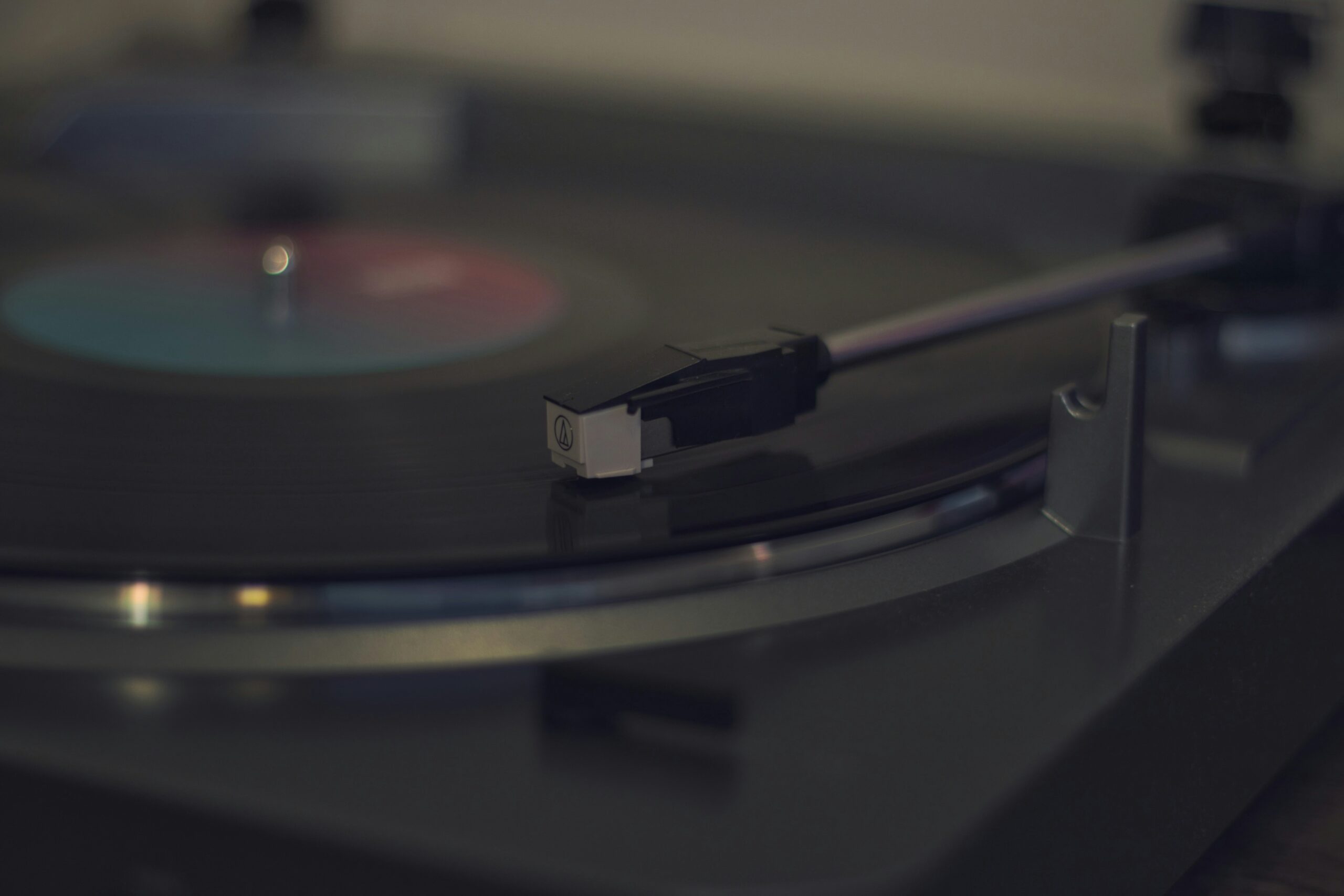 Winyl Powraca: Dlaczego Płyty i Kasety Ratują Muzykę?