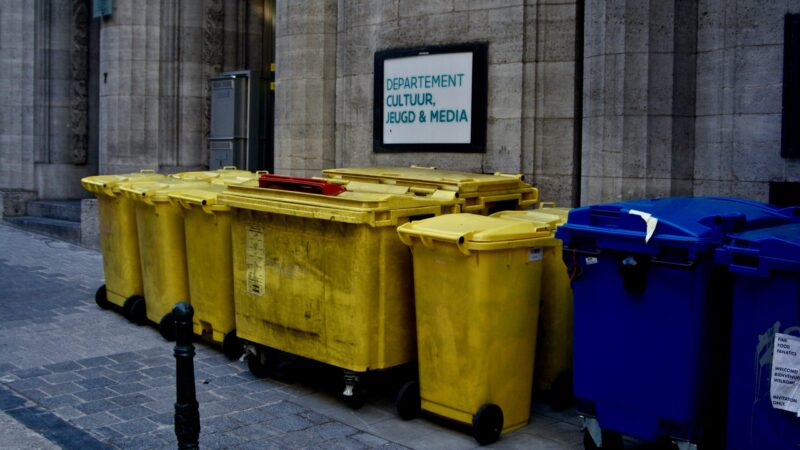 Podwyżka cen za śmieci 2026: Stawki i opłaty od metra wody