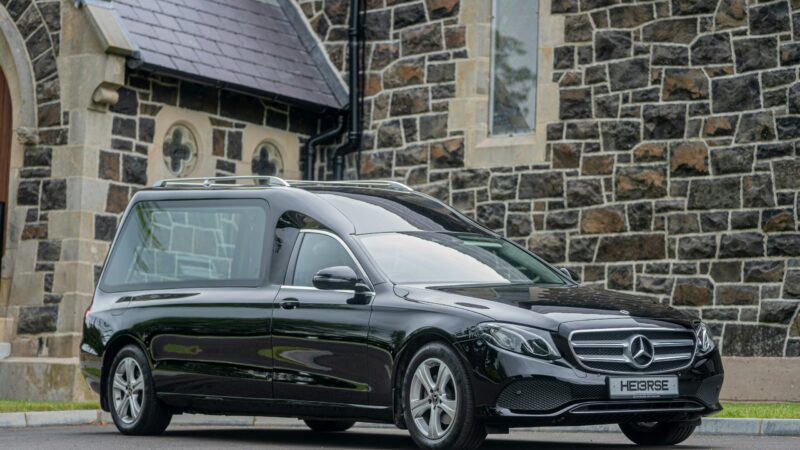 Czarny protest w Krakowie. Karawan z trumną przed GDDKiA