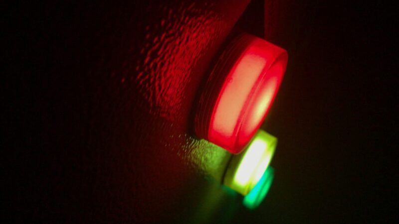 Syreny alarmowe i plecak ucieczkowy. Jak się przygotować?