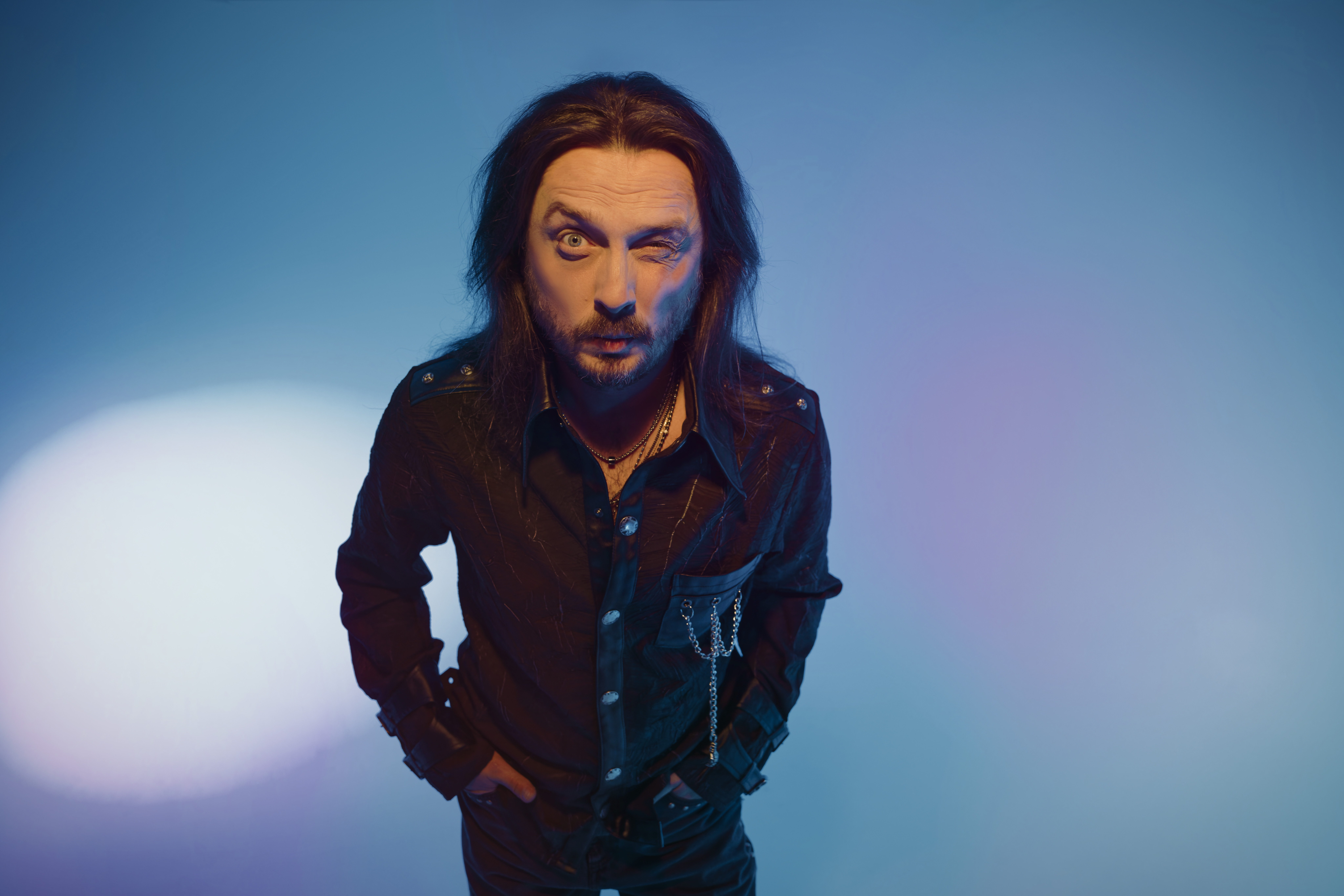 Piotr Cugowski: Nowy singiel „Niedorośli”. Power ballada 2026