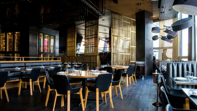 Ukryte opłaty w restauracjach. Nie daj się oszukać!